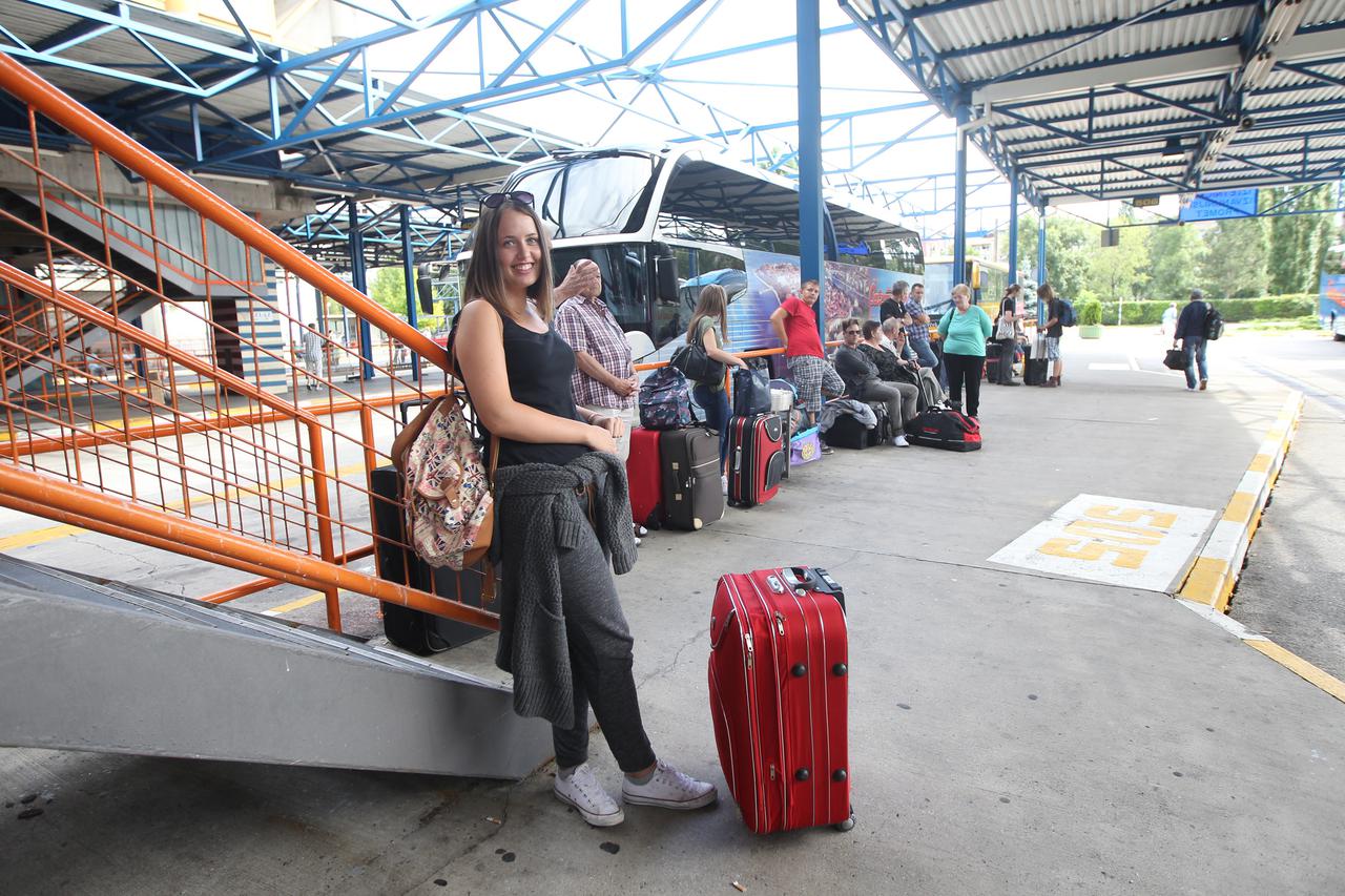 18.08.2015., Autobusni kolodvor, Zagreb - Mladi ljudi, ali i cijele obitelji trbuhom za kruhom u potrazi za poslom odlaze u Njemacku. Matea Pejakovic.  Photo: Boris Scitar/Vecernji list/PIXSELL