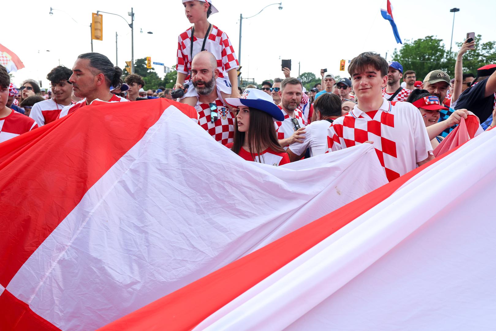 Veliki korteo navijača prije svake utakmice postao je zaštitni znak hrvatskih navijača na ovome prvesntvu, a postali su vrlo popularni i za neutralne navijače. Tako je primjerice snimka netom vjenčanog para iz Philadelphije koji je upao u povorku navijača vatrenih obišla svijet.