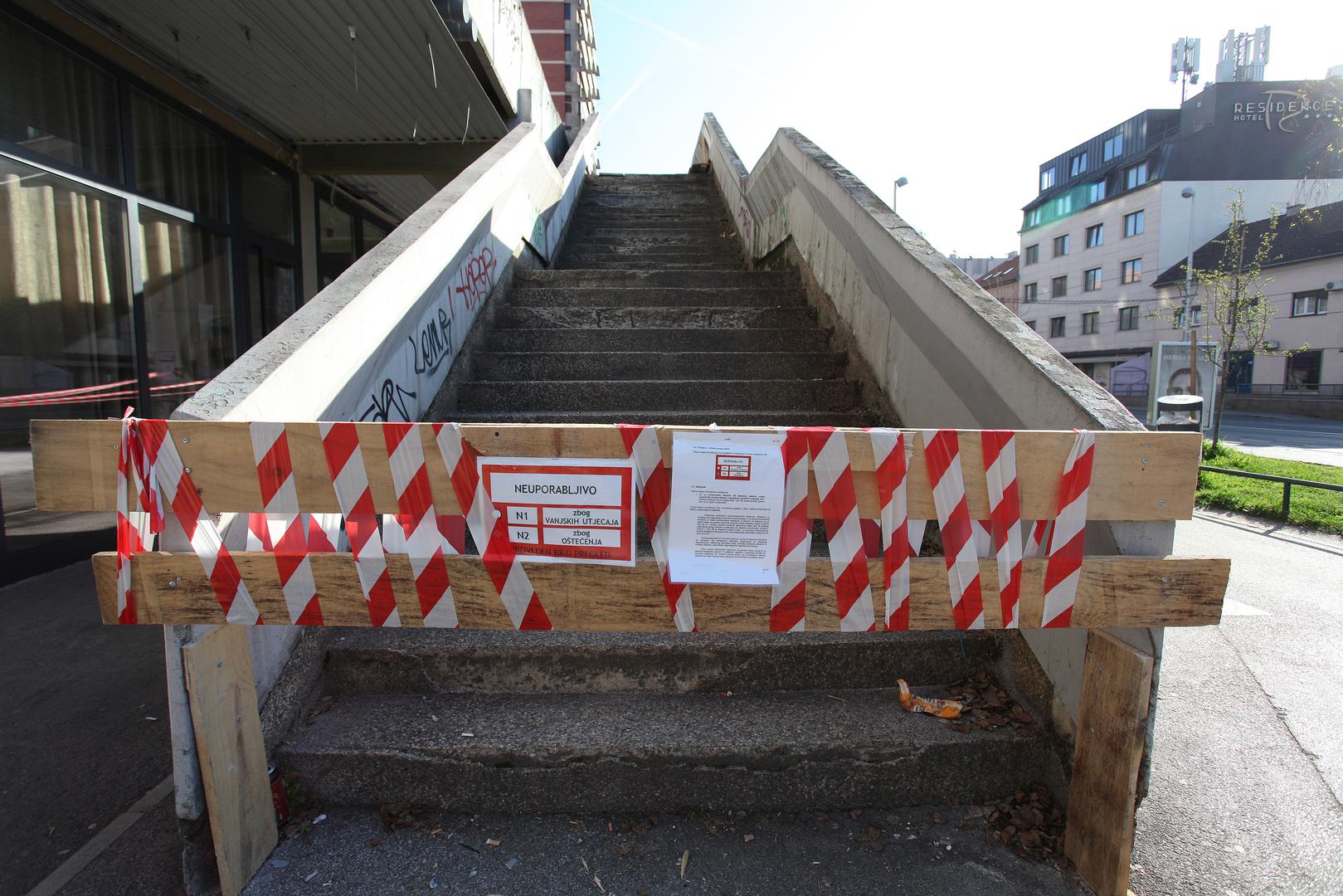 Crvene oznake za neuporabljive i opasne zgrade bile su česte po gradu nakon potresa, a sada su jednu takvu dobile i stube koje spajaju plato zgrade sa pločnikom u Aveniji Dubrava kod broja 35, javlja Pixsellov fotoreporter Patrik Macek.