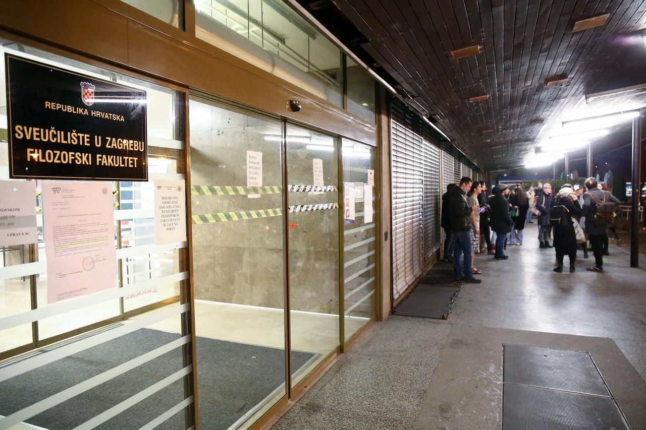 Zagreb: Prosvjed studenata protiv COVID mjera ispred Filozofskog fakulteta