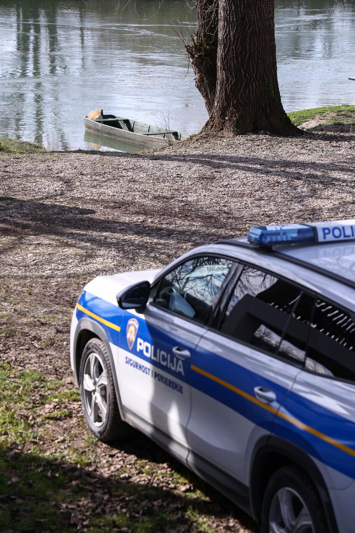 Policajci su oko 4,45 sati začuli pozive u pomoć iz rijeke, nakon čega je utvrđeno da je došlo do prevrtanja plovila u kojem se nalazilo više osoba. Na mjesto događaja upućene su hitne službe koje su dosad iz rijeke izvukle jednu živu mušku osobu te beživotno tijelo nepoznatog muškarca.

