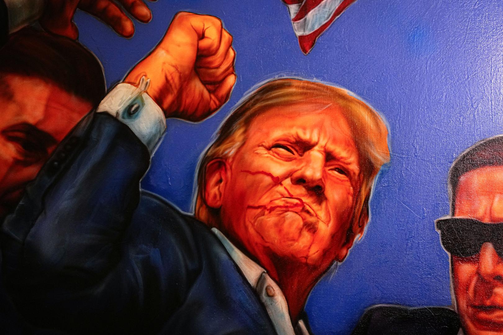 U moru božićnih ukrasa ističu se portreti Donalda Trumpa što su mnogi primijetili i začudili se. Među njima je i prikaz Trumpa s uzdugnutom rukom nakon pokušaja atentata