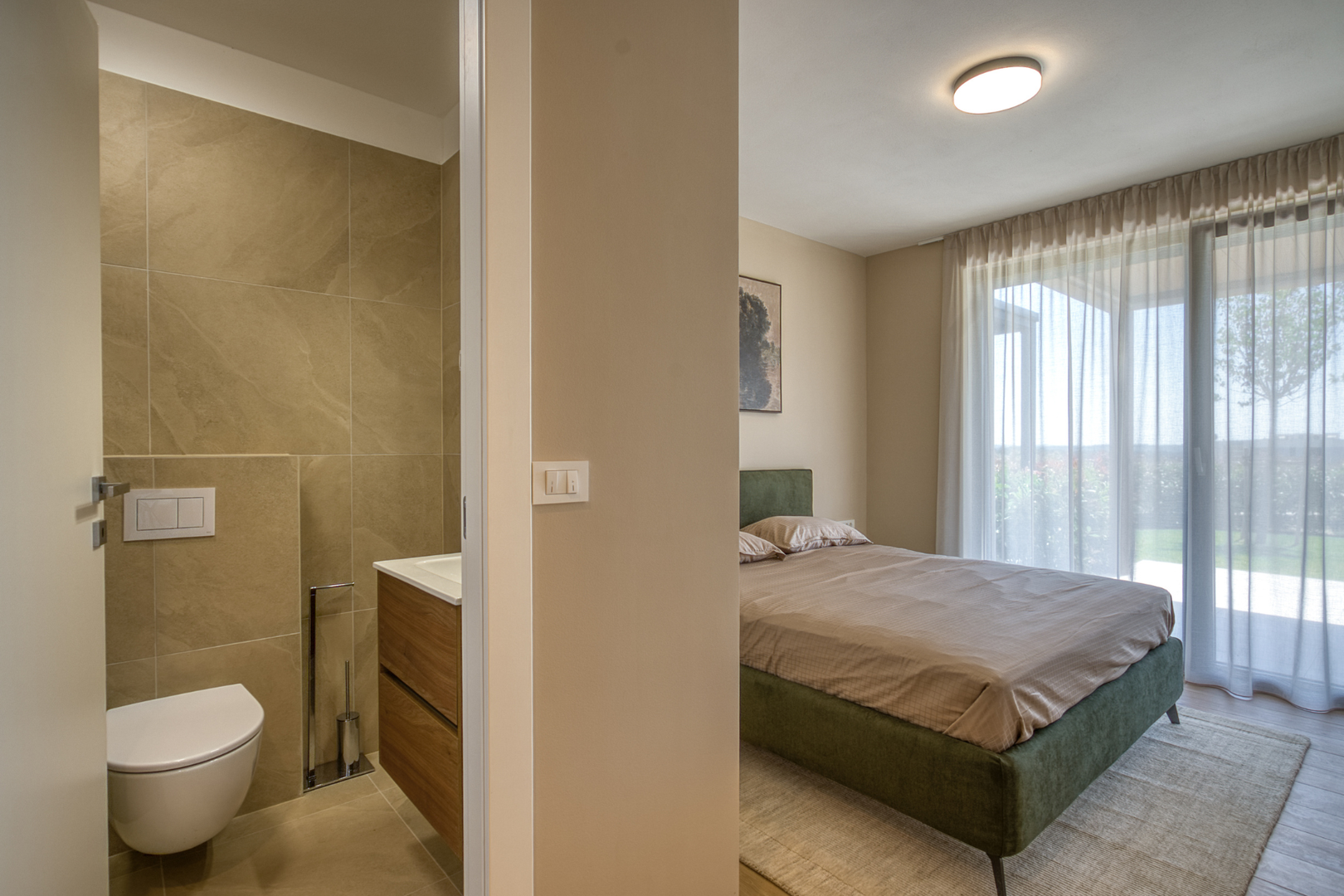 Vanjski prostor uključuje natkrivenu terasu od 27 m², dodatnu nenatkrivenu terasu od 18 m² i vrt od 113 m².

