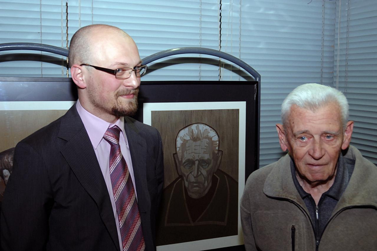 '28.03.2011., Sisak - U Narodnoj knjiznici i citaonici izlozen je diplomski rad sisackog akademskog slikara-graficara Ivana Novaka. Osim sto je po prvi puta doslo do inicijative za jsvnim izlaganjem d