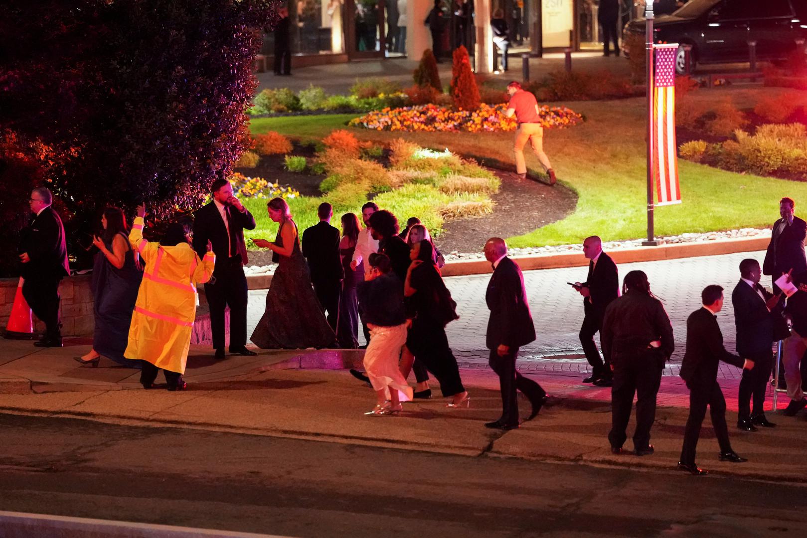 "Svi smo bili na večeri i onda odjednom — ja nisam čuo pucnjeve, ali očito je bio neki prasak. Zatim su agenti Tajne službe trčali niz ovaj prolaz ovdje”, rekao je CNN-ove reporter Jake Tapper