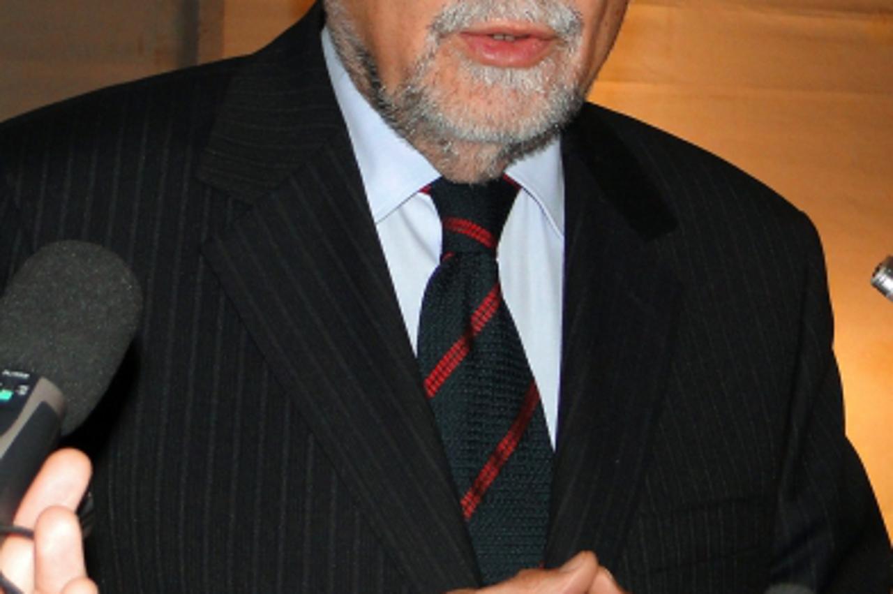 '08.11.2011., Slatina - Bivsi predsjednik Stjepan Mesic posjetio je otpustene radnike KIO keramike i pod satorom u sredistu Orahovice s njima razgovarao o rijesenju problema naplate 16 milijuna kuna. 