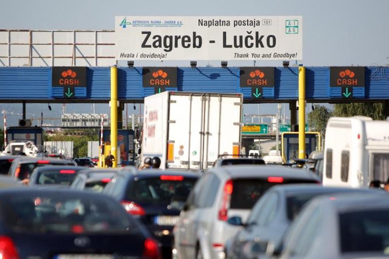 '16.08.2013., Lucko - Na izlazu s autoceste A1 prema Zagrebu kolona vozila duga je oko 5 kilometara, a na valove se stvaraju i duze kolone. Najvece guzve ocekuju se za vikend. Photo: Borna Filic/PIXSE