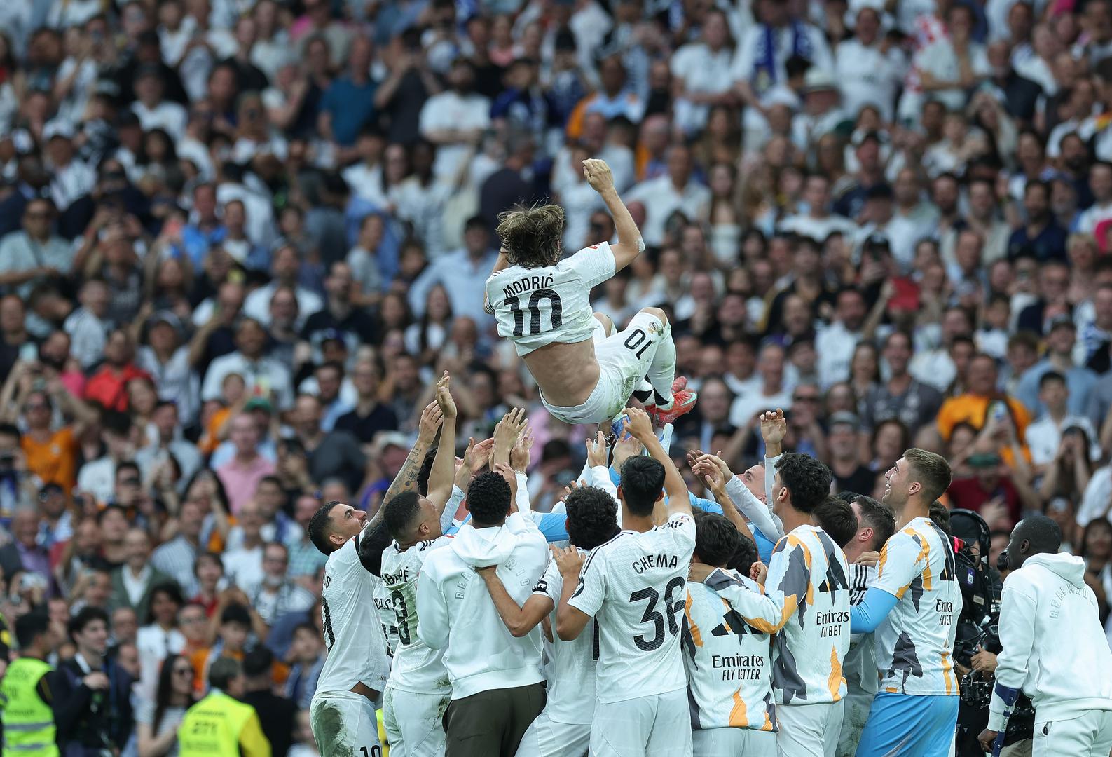 Nakon posljednjeg sučevog zvižduka, uslijedila je svečana ceremonija. Na velikim ekranima stadiona prikazan je dirljiv video s ključnim trenucima Modrićeve karijere u Real Madridu – od spektakularnih golova i asistencija do slavlja velikih pobjeda. Upravo je gledajući te prizore, kako potvrđuju izvještaji, kapetan Reala ponovno zaplakao