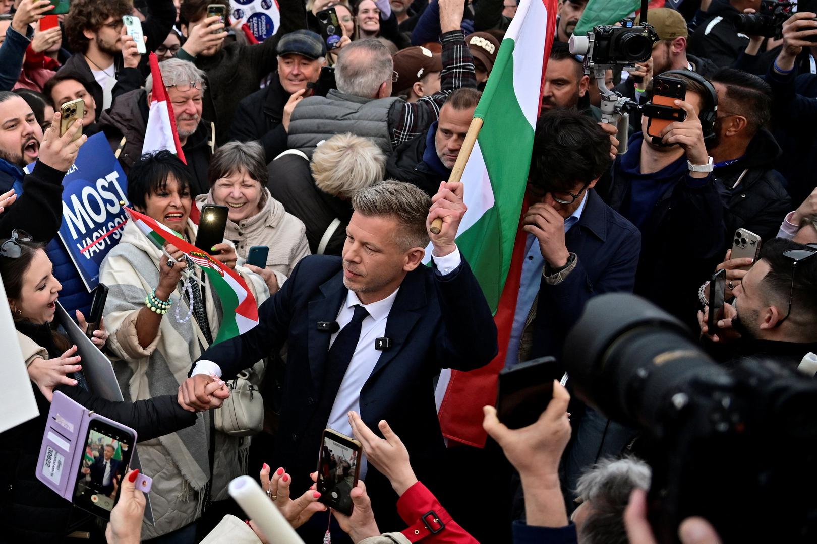 "Sutra ćemo pobijediti vladajuću stranku i osloboditi našu divnu domovinu od korupcije, laži, govora mržnje i osiromašenja", rekao je Magyar, optužujući Orbana da Mađarsku povezuje s Moskvom i obećavajući da će čvrsto ponovno usidriti zemlju unutar Europe