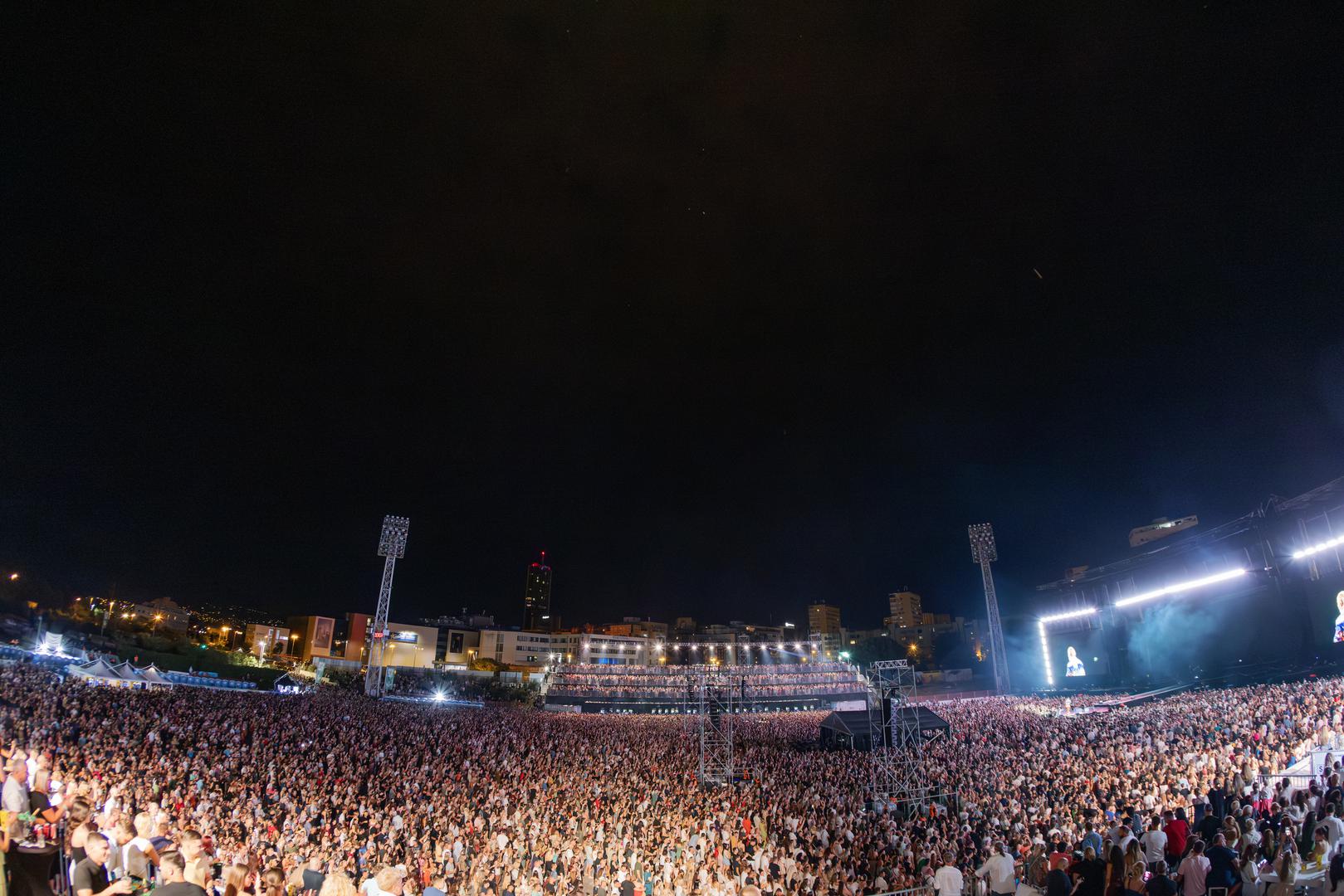 Ljubav, uzbuđenje, radost, razočarenje, uspjeh samo su neki od brojnih osjećaja koje je splitska publika, uz brojne turiste iz cijelog svijeta, dijelila tijekom večeri sa svojim glazbenim idolom. Očekivanja publike su se i obistinila jer ovo je bio jedan od najposjećenijih koncerata zadnjih desetljeća u Splitu, a grad je živio mjesecima za ovu glazbenu poslasticu. 