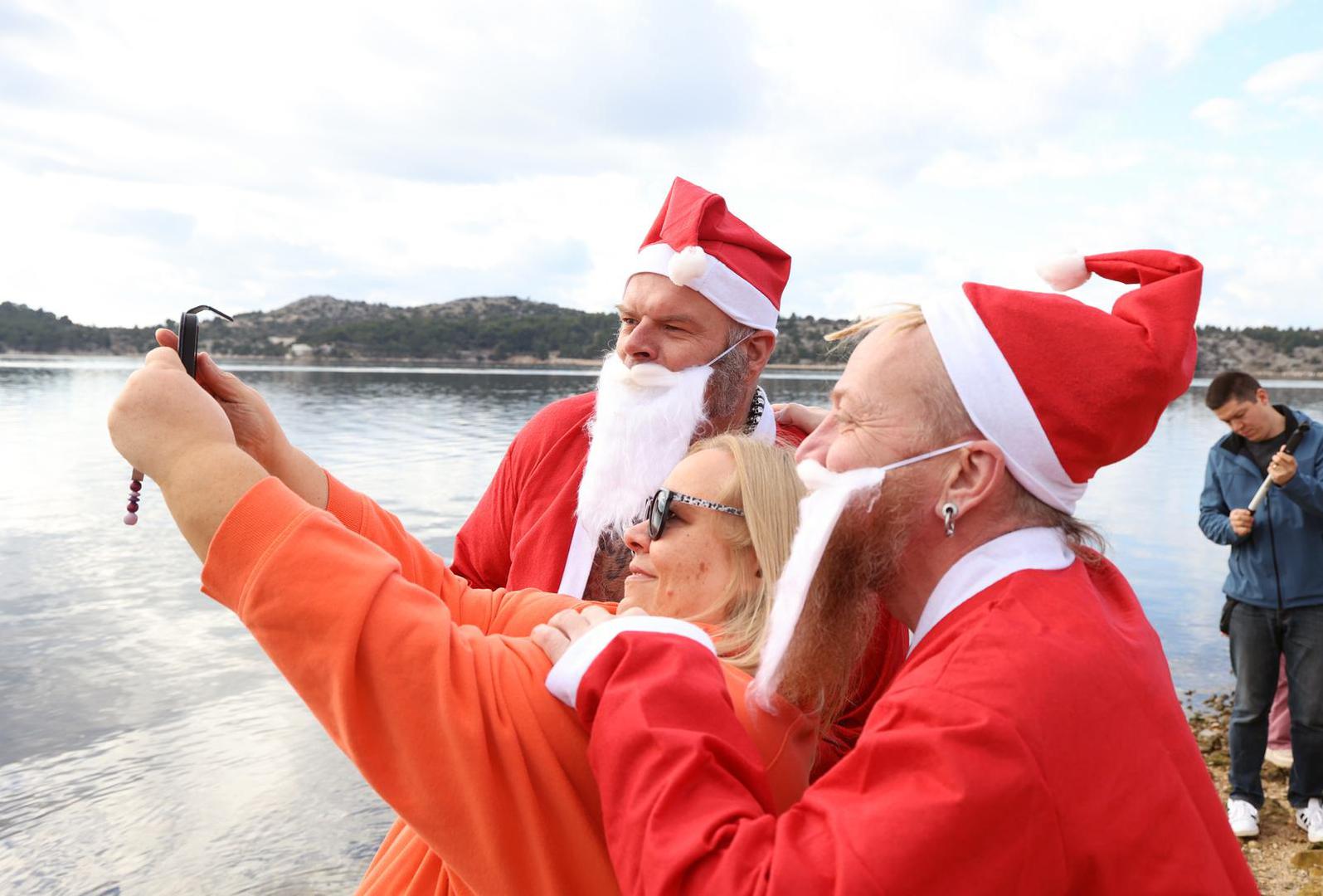 Šibenik: Tradicionalno novogodišnje kupanje na gradskoj plaži Banj