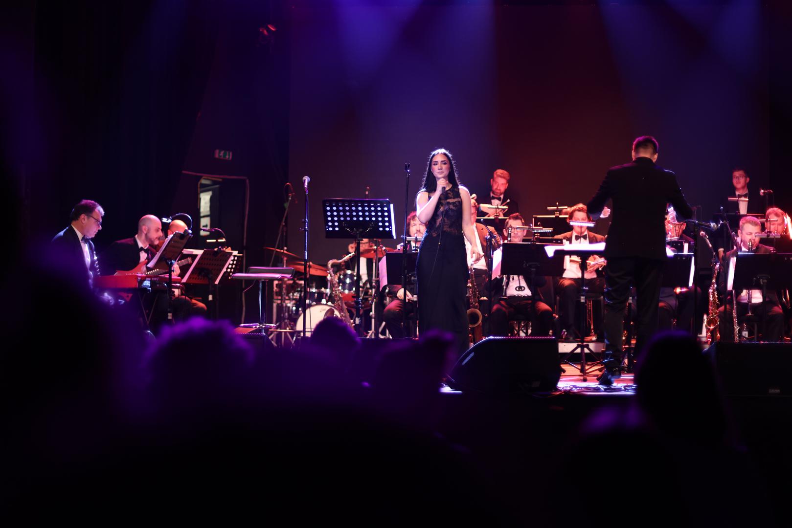 Iza imena "Evergreeni Zagrebačkog festivala" sakrila se večer posvećena bezvremenskim pjesmama festivala za koju je bio zadužen Jazz orkestar HRT-a, pod ravnanjem Mirona Hausera.