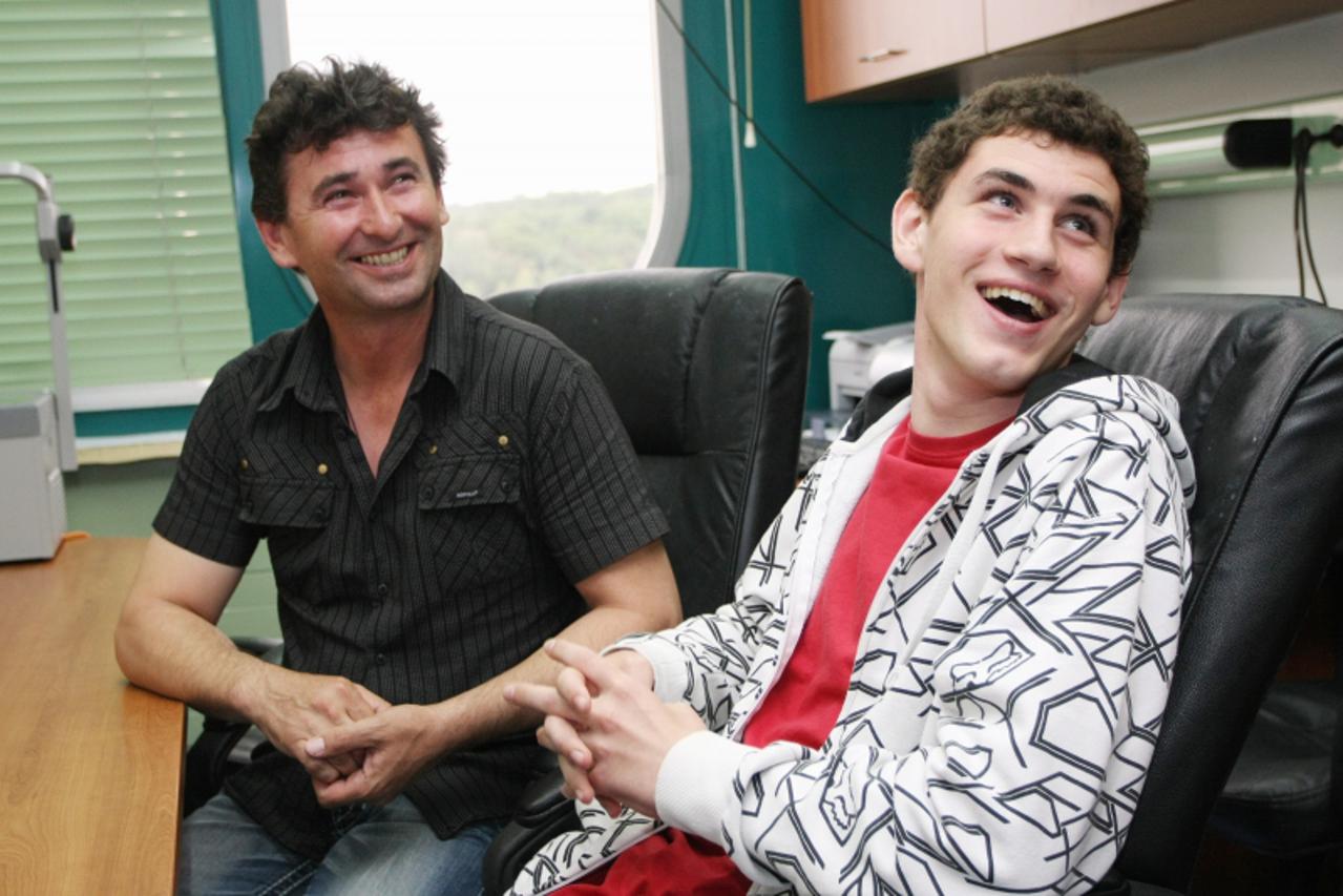 '28.04.2011. Zagreb - Josip Kokeza iz Splita sa 17 godina dozivio je srcani udar. Jedva prezivjevsi pao je u vegetacijsku komu. Dr. Darko Chudyja mu je u bolnici Dubrava po prvi put u Hrvatskoj ugradi