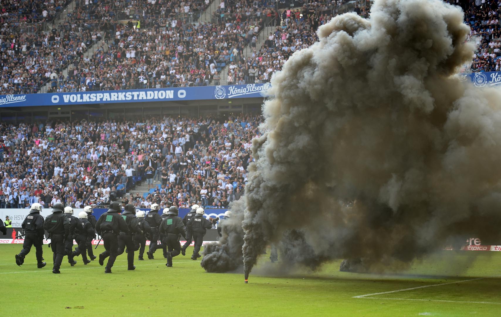 Naime, navijači se nisu mogli pomiriti s ispadanjem te su na teren počeli bacati baklje i dimne bombe.
