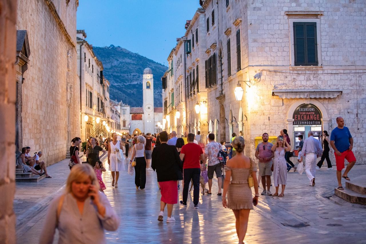 Večer u Dubrovniku, na ulicama sve više turista