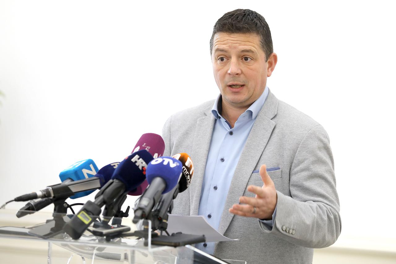 Zastupnik Tomislav Stojak održao je u Gradskoj vijećnici konferenciju za medije