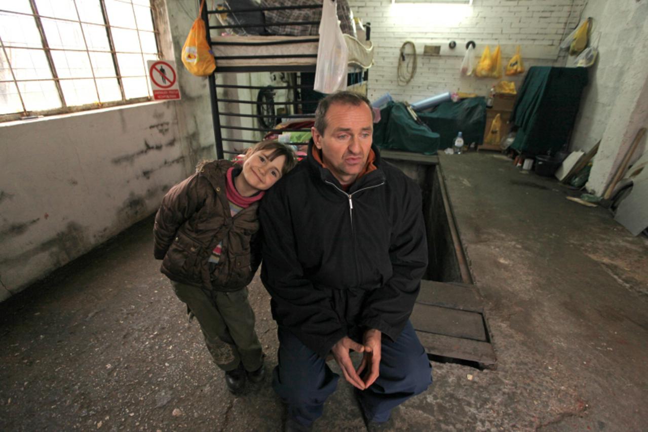 \'09.12.2010., Gracac - Otac i kcer Radovan I Maja Dragosavac zive u garazi u Gracacu. Ocekuju pomoc od institucija i dobrih ljudi. Photo: Zeljko Mrsic/PIXSELL\'
