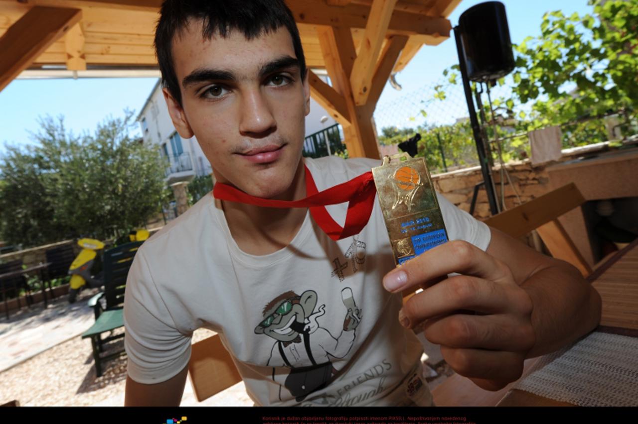 '17.08.2010., Jadrija - Nakon sto je proglasen najboljim kadetom Europe na EP u Crnoj Gori, Darijo Saric odmara se u krugu obitelji na sibenskom kupalistu Jadrija. Photo: Hrvoje Jelavic/PIXSELL'