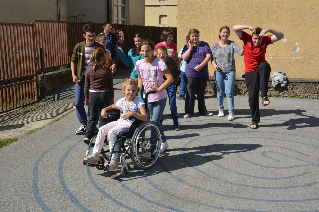 DKS 56144315 28.09.2016., Bjelovar - U sklopu Vecernjakovog projekta obnove skola osigurani je dio potrebnih uredjaja za rad te ce se obnoviti i neke prostorije V. osnovne skole koja je posebna odgojno-obrazovna ustanova za ucenike s vecim teskocama u raz