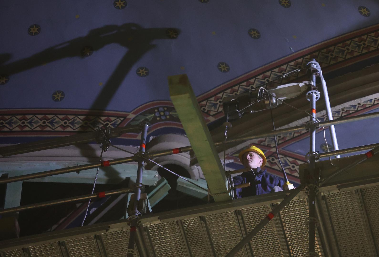 Potresi su izazvali niz oštećenja na kulturno-povijesnoj graditeljskoj baštini grada Zagreba, a među ostalim, oštećen je južni toranj Zagrebačke katedrale.