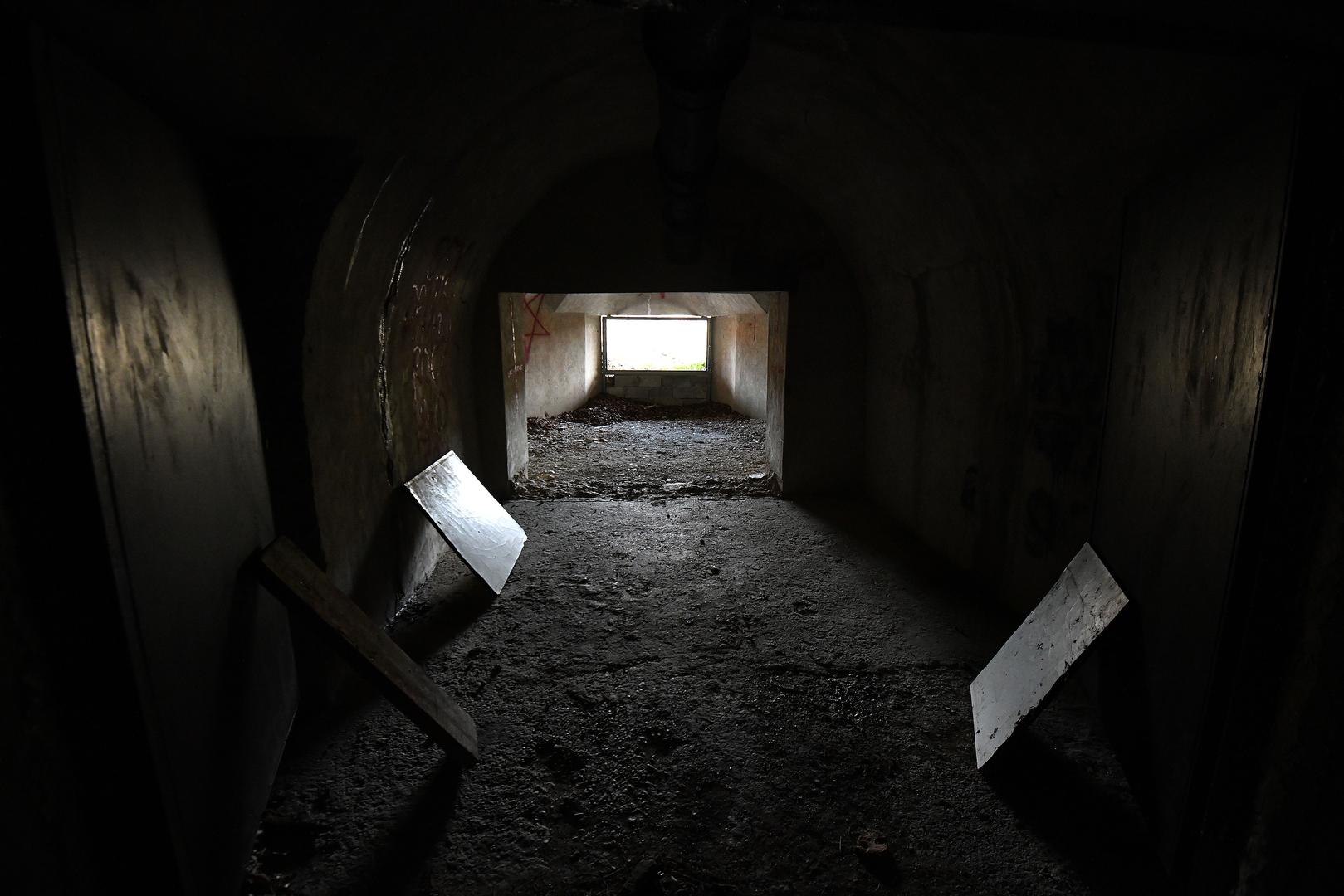 Iznad Možđenca kod Novog Marofa otkrili su tumule, grobne humke iz brončanog ili željeznog doba. – Kad smo istraživali mrežu podzemnih rovova povezanih s bunkerima na Kalniku, jedan nas je mještanin uputio uzbrdo. Tu smo naišli na tumule, a da je doista riječ o prastarim grobnim humcima potvrdila nam je naša članica, koja je po struci arheologinja. Riječ je o desetak grobova. Nažalost, većina njih je oskvrnuta. Ipak, nekoliko ih je još uvijek dobro očuvano, pa vjerujemo da će biti interesantni arheolozima. Dakako, mi ih nismo otvarali, taj ćemo posao prepustiti arheolozima – rekao je za Večernji list predsjednik Speleološke udruge Tomica Matišić i dodao da se tumuli nalaze u blizini stare rimske ceste između Možđenca i Sudovca.