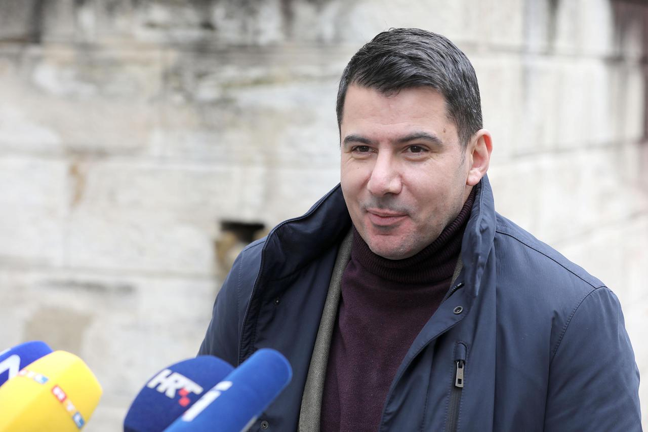 Nikola Grmoja održao konferenciju ispred Sabora kako bi izbjegao ulazak u zgradu i testiranje