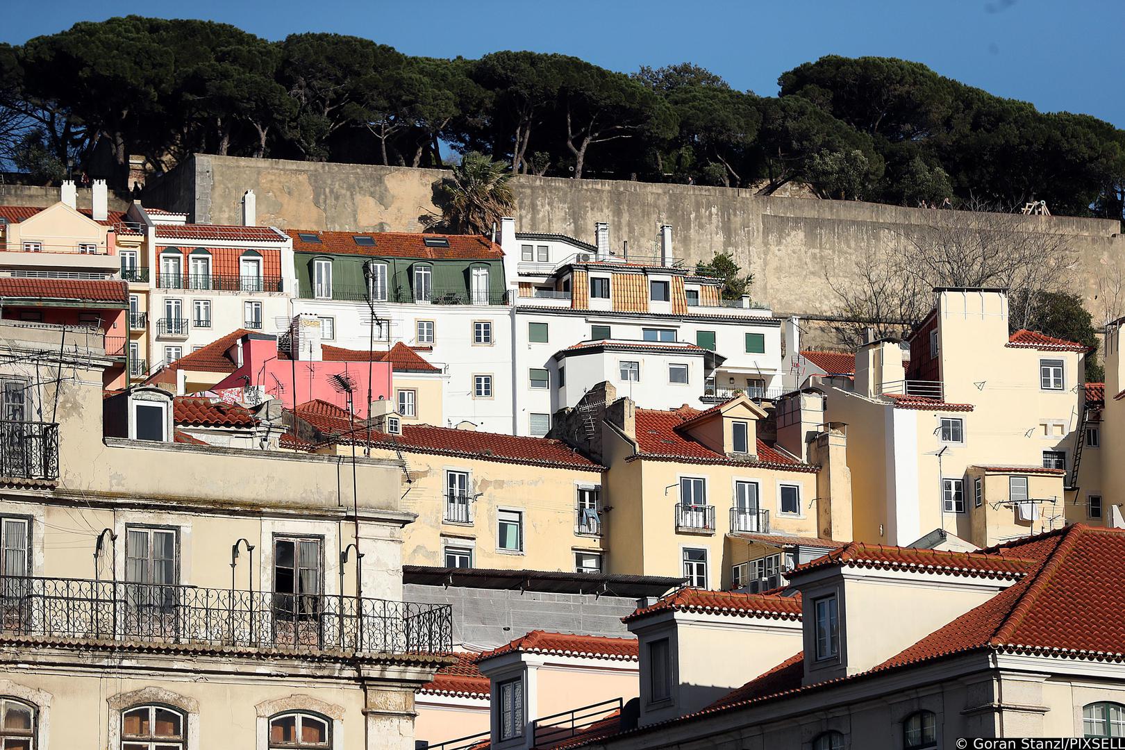 PORTUGAL

Među jeftinijim destinacijama našla se i jedna europska država - Portugal. Ako vam se ne putuje jako daleko, ali svejedno želite iskusiti sunčane krajeve, u Portugalu možete uživati u 300 sunčanih dana godišnje, a jelo za dvoje u restoranu ćete platiti oko 30 eura. 