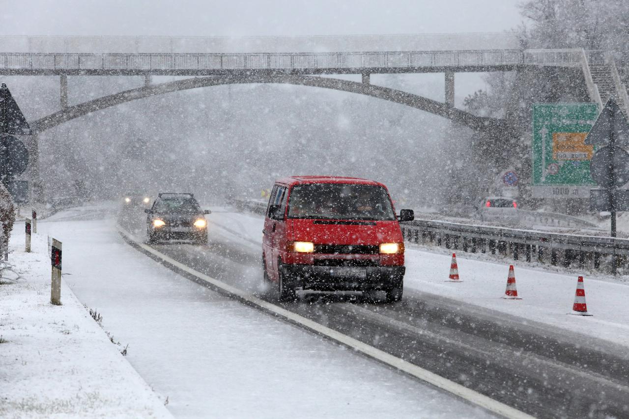 Snijeg koji pada u okolici Rijeke usporava promet na autocesti Rijeka-Zagreb