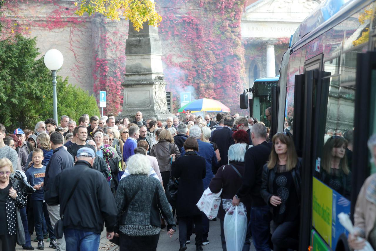 Zagreb: Veliki redovi stvarali su se na povratku s groblja