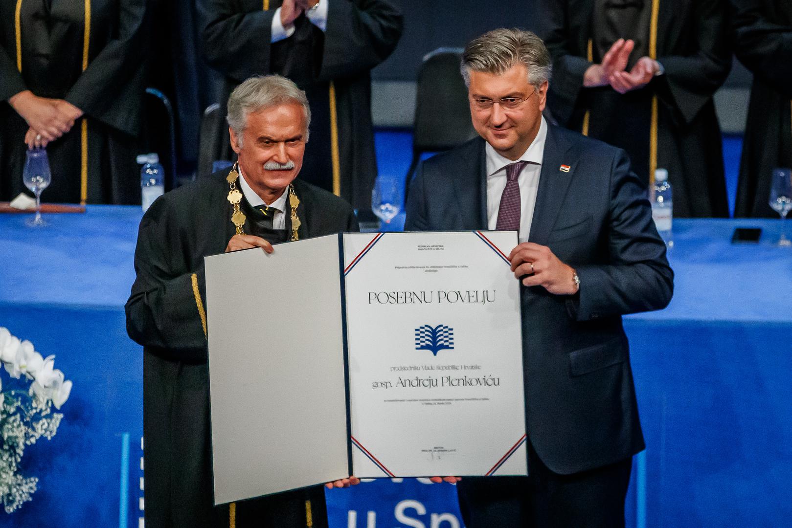 Splitsko Sveučilište održalo je svečanu sjednicu u splitskom HNK-u povodom 50 godina od osnutka. Sjednici je prisustvovao i premijer Andrej Plenković, kojemu je rektor Dragan Ljutić uručio posebnu povelju.