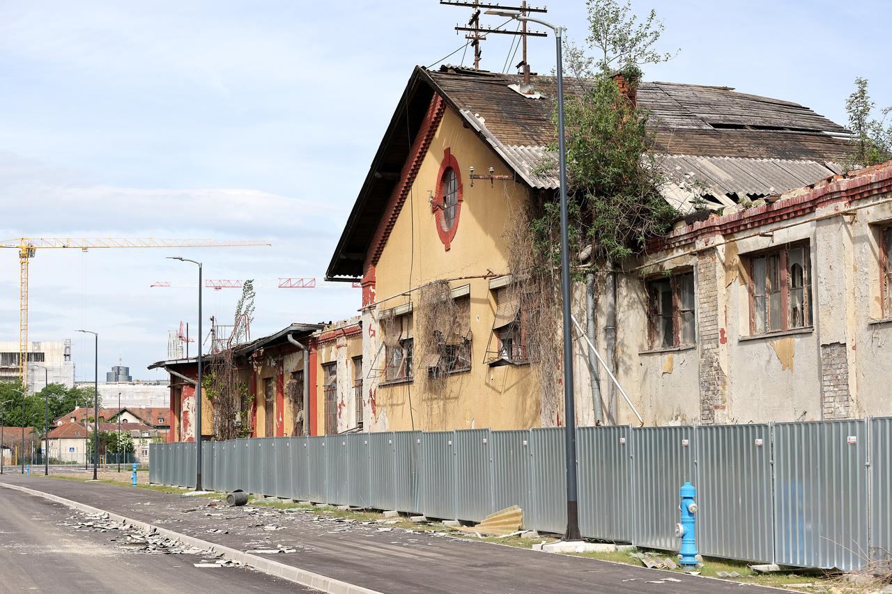 Zagreb: Opasne azbestne krovne ploče razbacane oko stare tvornice Gredelj