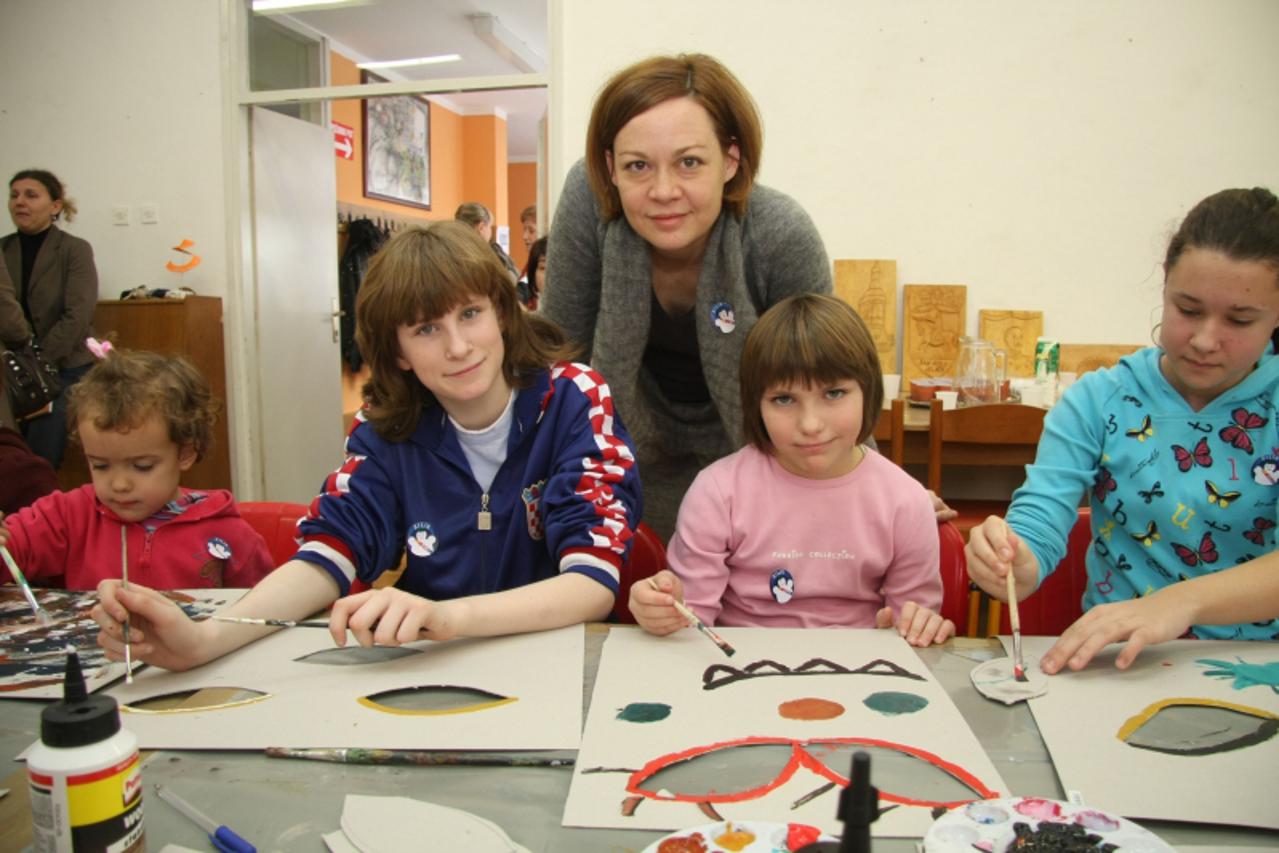 '17.01.2011. karlovac - U djecjem domu Vladimir Nazor otvoren 38. Zilik. Prvog dana Malog Zilika sa sticenicima djecjeg doma i ucenicima karlovackih skola likovnu radionicu vodila akademska slikarica 