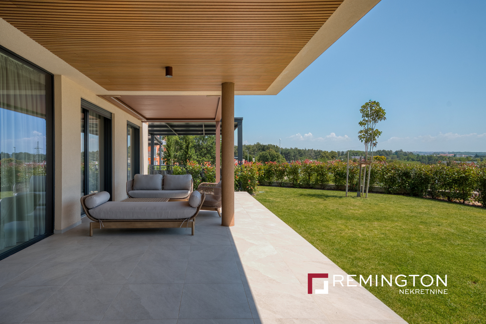 Stanu pripadaju dva natkrivena parkirna mjesta ukupne površine 28 m².

