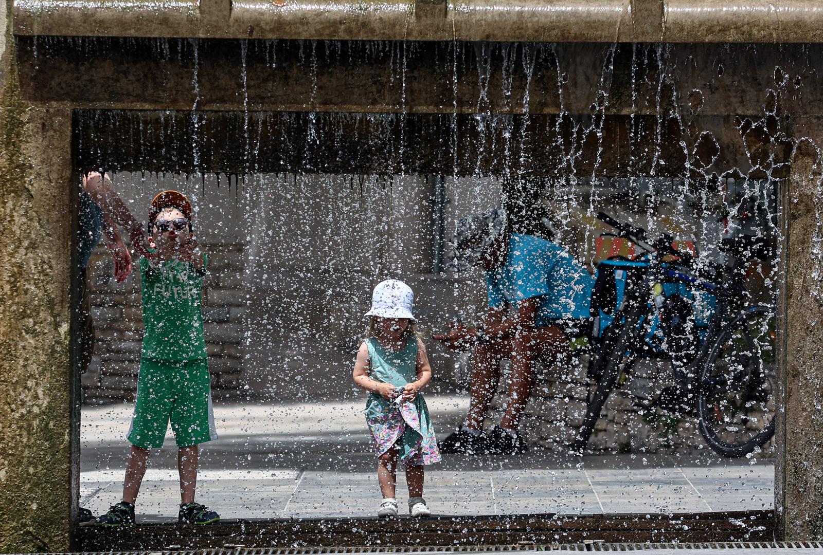 Posebno se preporučuje starijim osobama i djeci da ostanu u hladovini ili klimatiziranim prostorima tijekom najtoplijeg dijela dana.