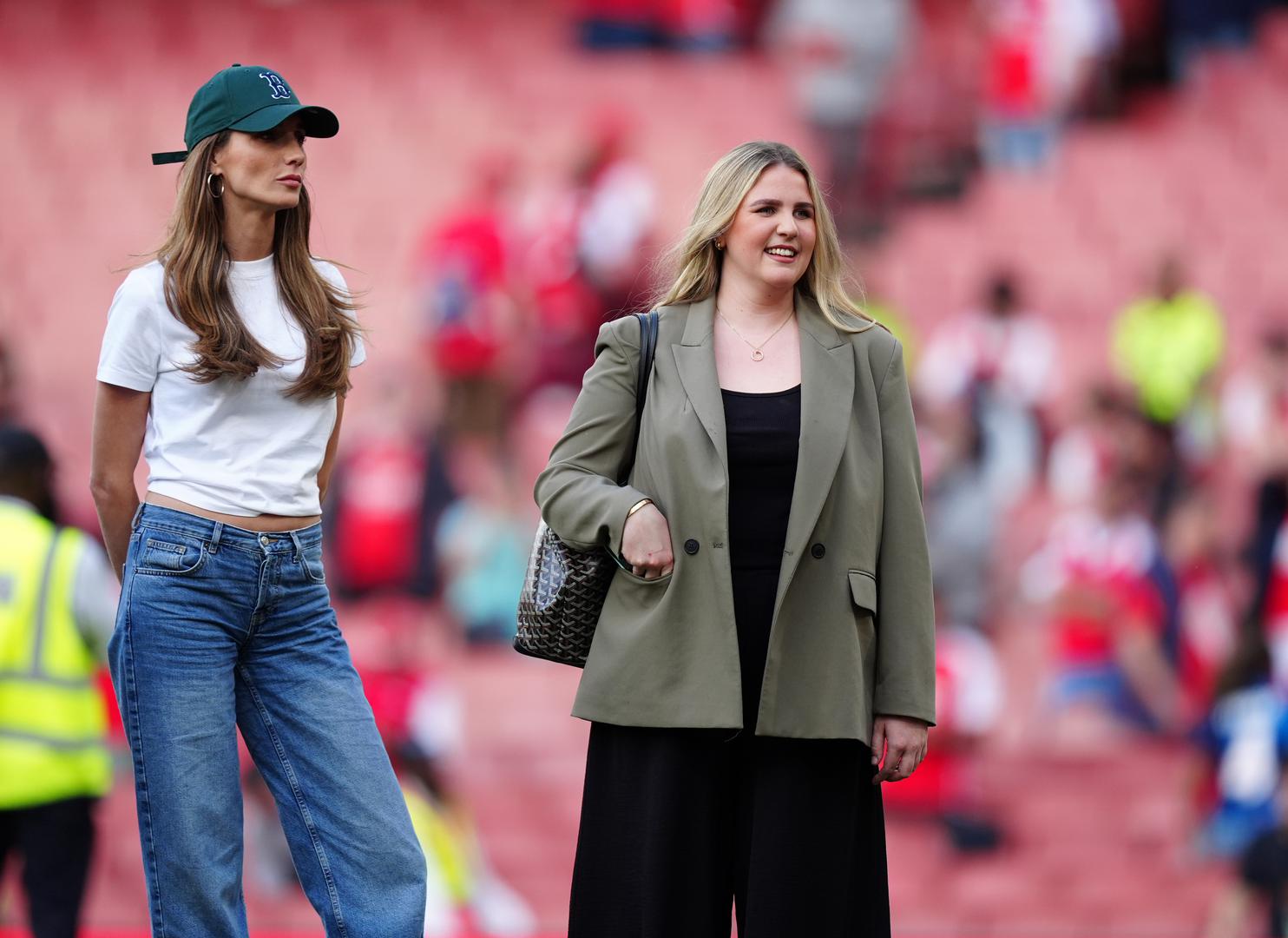 Lauren, koja potječe iz Chessingtona, prije incidenta sa zlostavljanjem povremeno je dijelila trenutke iz njihova života na svom Instagram profilu, gdje je imala značajan broj pratitelja. Često je izražavala ponos zbog Declanove karijere, poput trenutka kada je osvojio nagradu za Mladog igrača godine, napisavši: "Ne mogu biti ponosnija na svog Deca... Zaslužuješ sve i više."