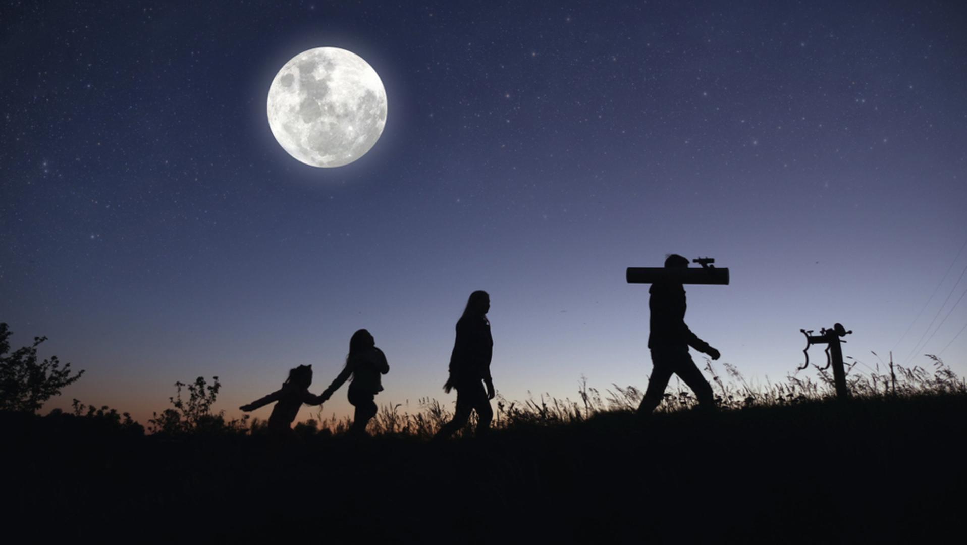 Večernja šetnja i promatranje zvijezda: Prošećite do obližnjeg parka ili naselja. Ako je nebo vedro, ponesite deku i zajedno promatrajte zvijezde. Učite djecu prepoznati zviježđa ili im pričajte o svemiru.