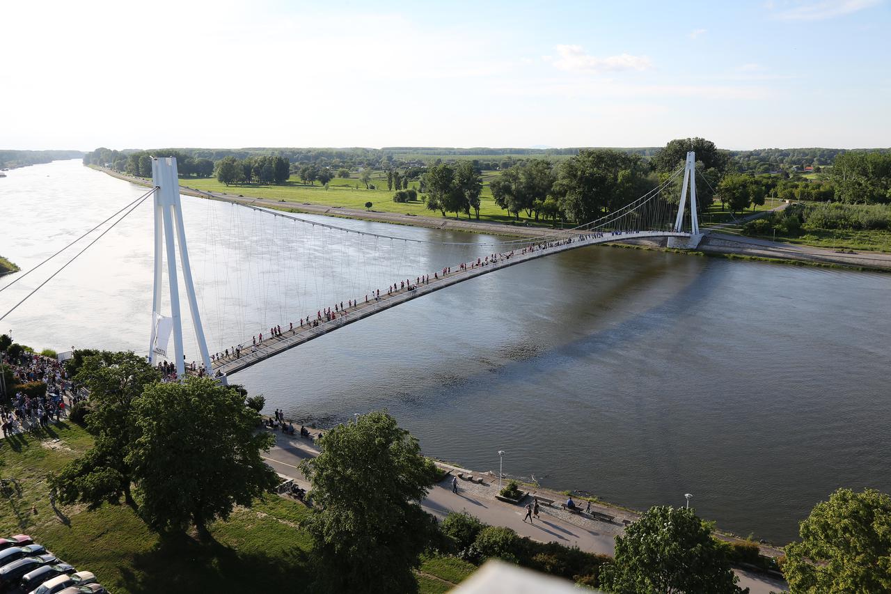 Osijek: Osje?ki gimnasti?ari i plesa?i na vise?em mostu izveli najdužu špagu na svijetu