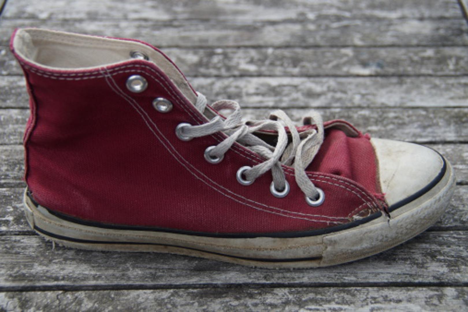 Prve tenisice bile su crvene boje.