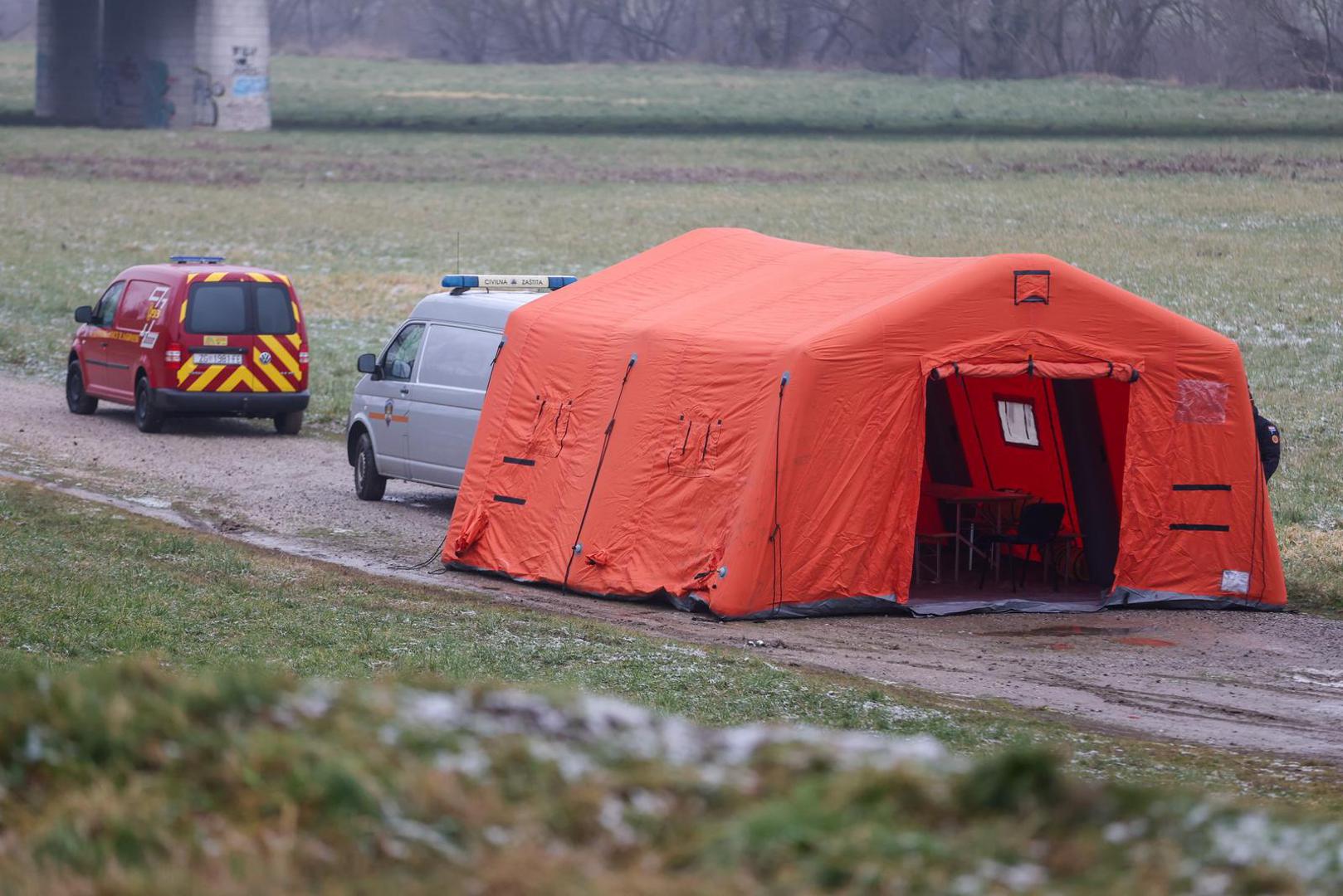 16.01.2025., Zagreb - Vatrogasci, policija, HGSS i Civilna zastita uz rijeku Savu gdje se pripremaju za nastavak potraga ze nestalim dijetetom u rijeci. Photo: Igor Kralj/PIXSELL