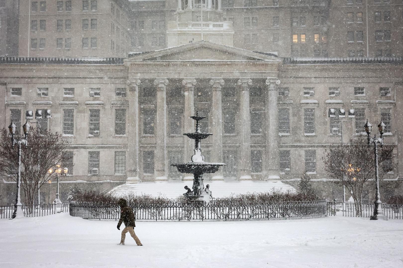 Jučer je snažna snježna oluja, poznata kao Blizzard of 2026 ili klasični «nor’easter» / bomb cyclone, paralizirala veliki dio Američkog sjeveroistoka, donoseći obilne snježne padaline i jake vjetrove duž istočne obale od Marylanda do Massachusettsa.