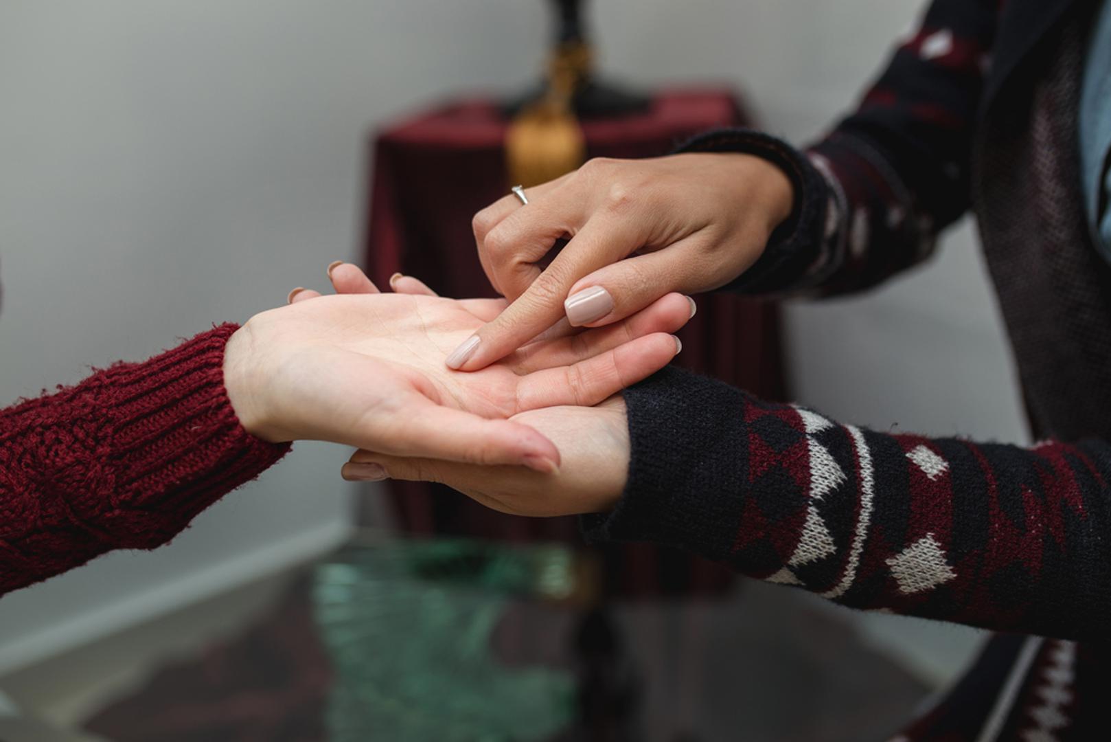 I danas, koliko god bili racionalni, mnogi u određenim situacijama zastanu na sekundu i pomisle: 'A što ako zaista ima nešto u tome?' Neka od tih uvjerenja imaju praktičnu podlogu, neka su nastala iz straha ili potrebe za kontrolom, a neka su jednostavno šarmantni relikti prošlih vremena. Evo nekih od njih.