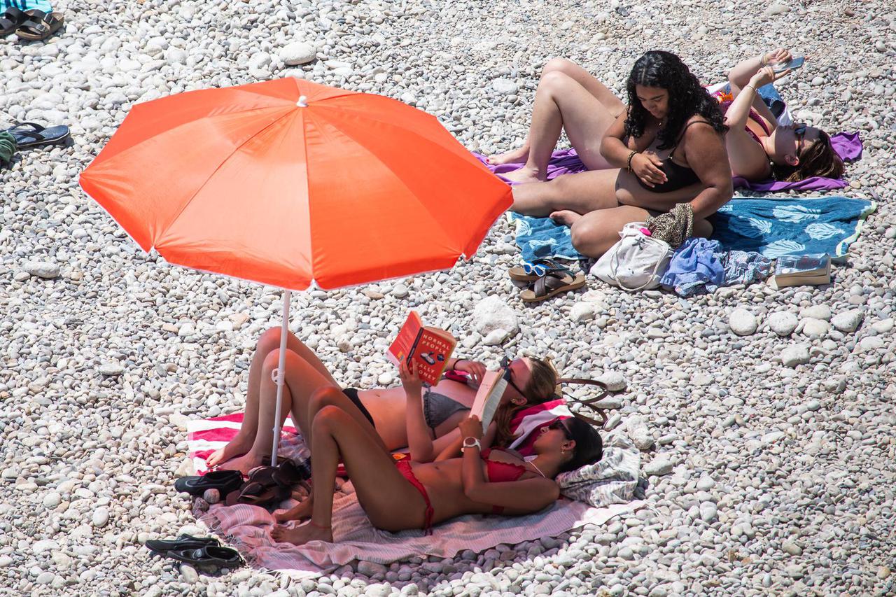 Dubrovnik: Turisti spas od vrućina potražili u moru 