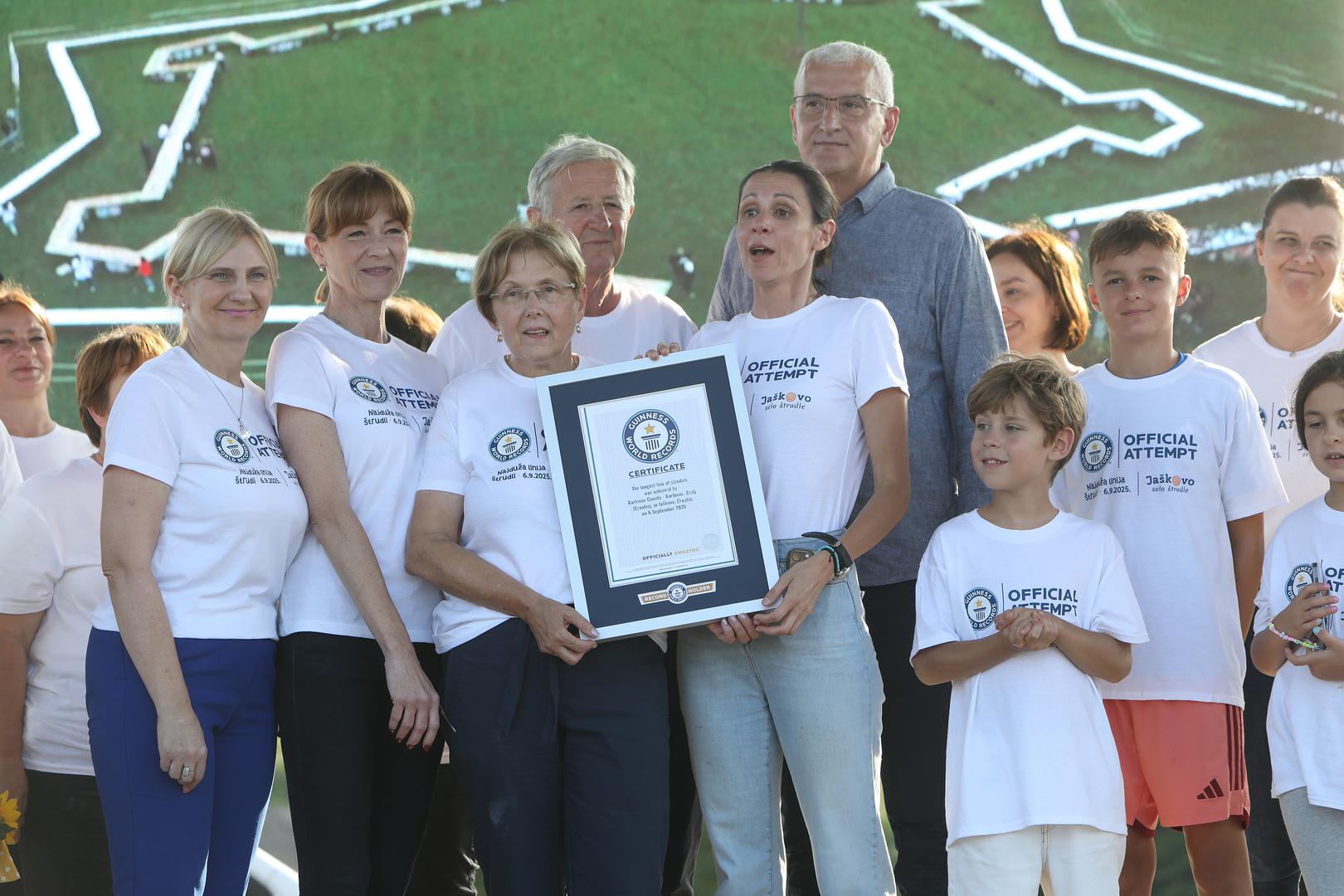 Cilj gospođa koje su radile štrudle je postaviti rekord koji će ostati neoboren sljedećih deset godina.
