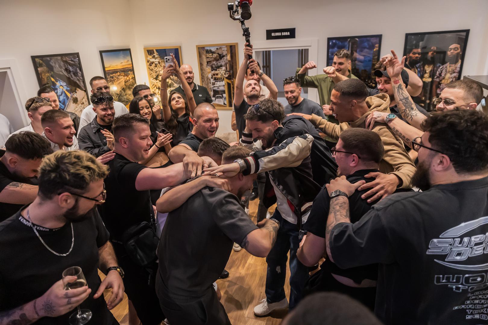 Osim novog poslovnog poglavlja, glazbenika ove jeseni očekuje i najveći koncert karijere u zagrebačkoj Areni. Spektakl je zakazan za 24. listopada, a Grše priznaje kako ga i dalje doživljava pomalo nestvarnim.