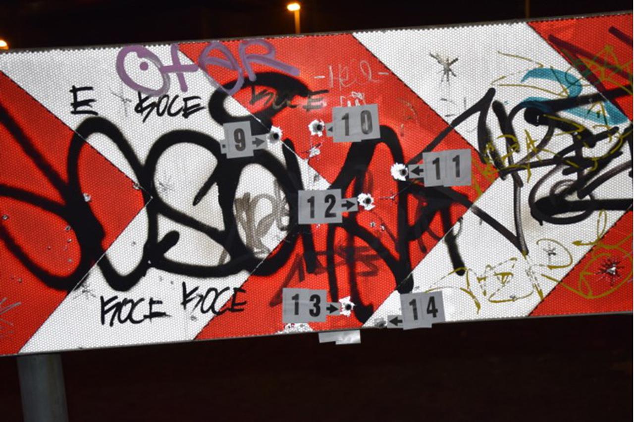 Muškarac pucao na prometni znak iz automatske puške