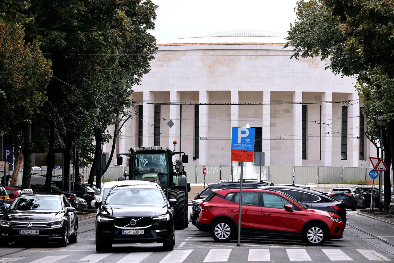 Zagreb: Pojavile se mrlje na kamenu ispod krova Doma HDLU