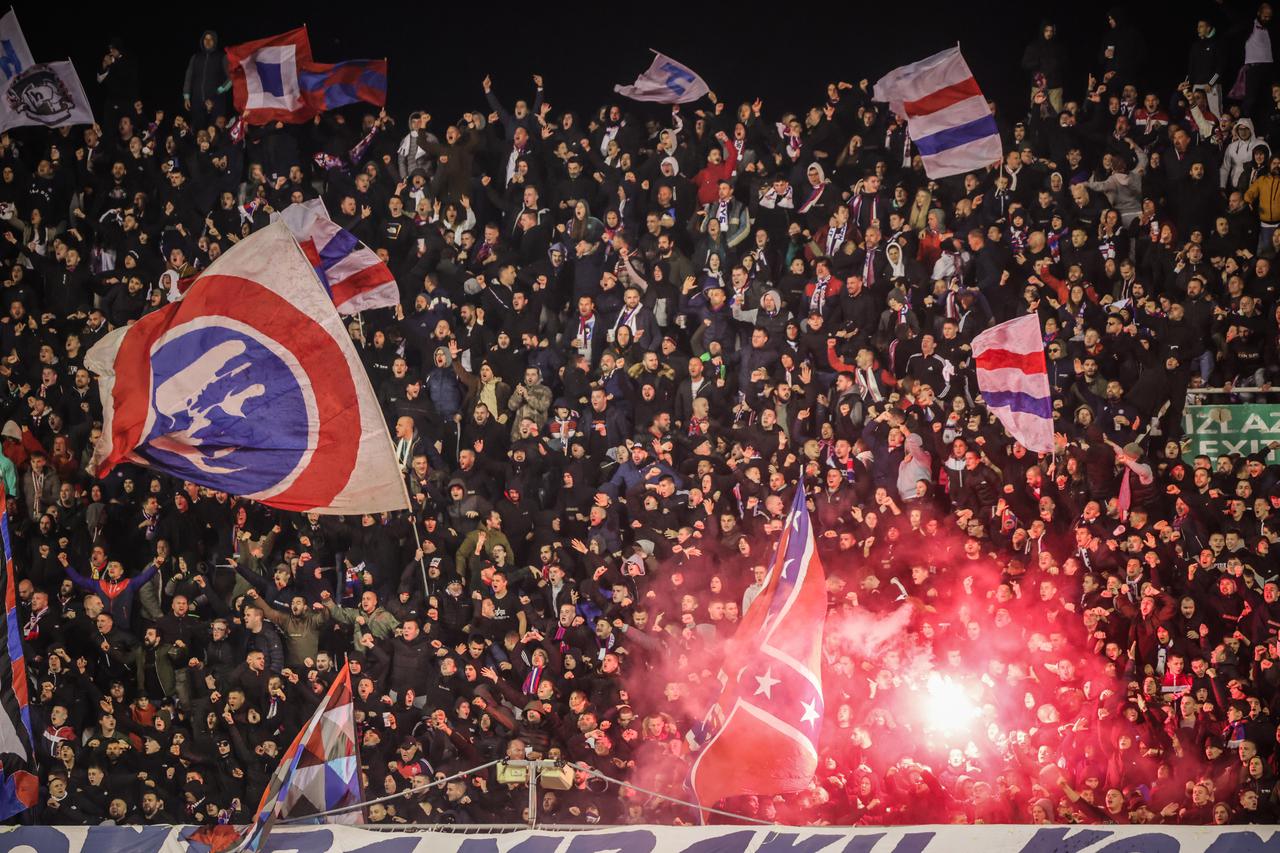 Navijači na tribinama prate susret Hajduka i Dinama