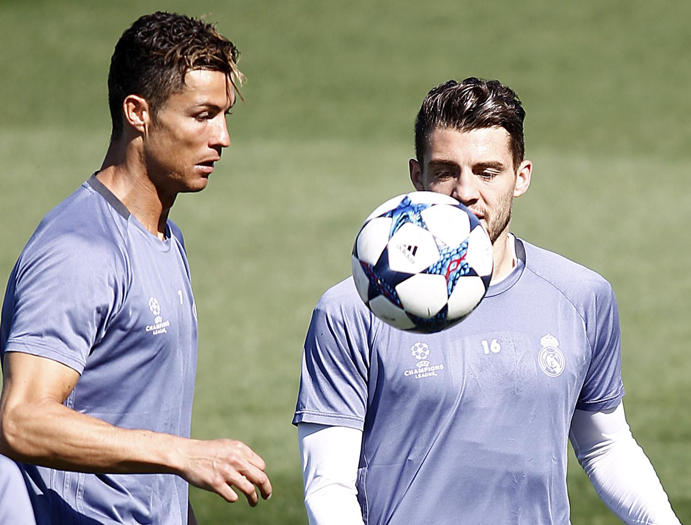 U videu se navodi da je u Interu zarađivao 2,5 milijuna eura godišnje, ali se ne navodi koliko zarađuje u Realu. Prema posljednjim informacijama, vjeruje se da sada dobiva oko četiri milijuna eura godišnje.