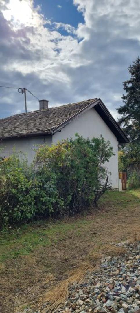 Što se tiče ostalih objekata i površine, kuća ima dvorište te spremište. 