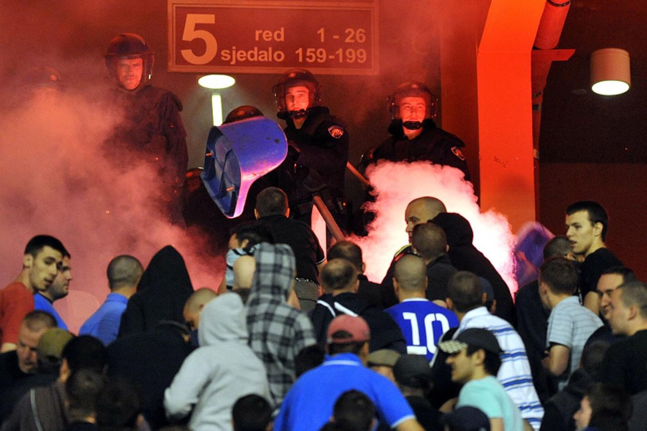 '01.05.2010., Zagreb - Nogometna utakmica 28. kola prve HNL izmedju domacina NK Dinamo i NK Hajduk.  Navijaci Dinama, Bad Blue Boysi napali su specijalnu policiju bakljama i stolicama prvo na istocnoj